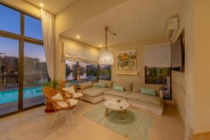 La Casa de Playa Tawila on Island 4BR Private with Heated Pool