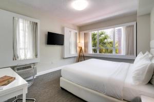  Standard King room in Crest Hotel Suites