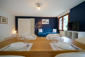 Maisons de vacances Le Bleu du Lac - 150m from the lake - terrace & parking in Sevrier : photos des chambres