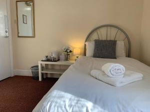 Single Room with Private Bathroom room in St Anne's Road Guest House