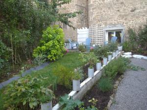 Appartements Appartement rouge avec jardin : photos des chambres