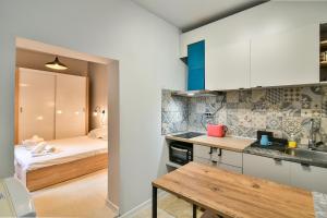 Central flats with free parking fast wifi and AC by Varna Holiday