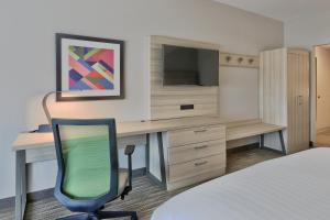 Leisure King Room - Non-Smoking room in Holiday Inn Express & Suites - Roswell an IHG Hotel