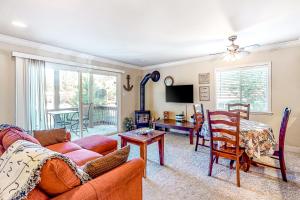 Two-Bedroom Apartment room in The Cozy Downtime Condo