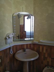 Hotels Hotel Le Mas Fleuri : Chambre Triple avec Terrasse