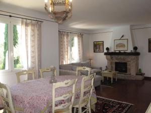 Maisons de vacances Holiday Home Le Clos des Oliviers - CAE140 by Interhome : photos des chambres