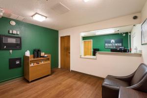 HomeTowne Studios by Red Roof Detroit - Livonia