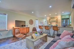 16 Mi to Disney Cottage with Deck in Winter Garden