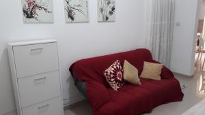 A lovely ground floor apartment, 15 minutes by car from the airport and 2 minutes walk to the beach.