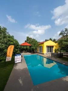 SaffronStays Casa Manga, Karjat - pet-friendly pool villa near ND's Film World and Saltt - 卡尔贾特