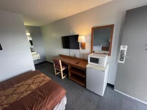 Queen Suite room in Extend-A-Suites Albuquerque West