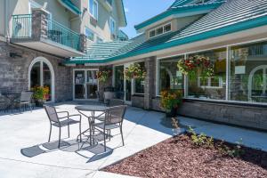 Pocaterra Inn & Waterslide