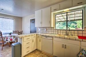 Guerneville Home - Walk to the Russian River!