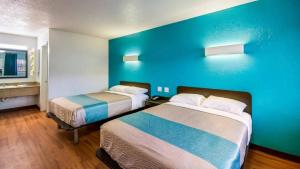 King Room - Disability Access - Non-Smoking room in Motel 6 Houston TX FM 1960 Bammel