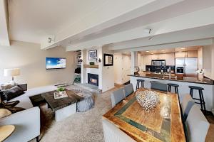 Two-Bedroom Apartment room in Exceptional Vacation Home in Vail condo