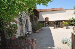 Maisons d'hotes Gites du Cheron - Speak French only : Chambre Familiale avec Salle de Bains Privative