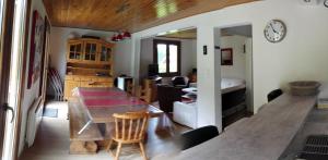 LE BOIS JOLI Chalet 4 étoiles CLEDICIHOME Cadre paisible en lisière de forêt