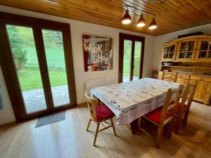 LE BOIS JOLI Chalet 4 étoiles CLEDICIHOME Cadre paisible en lisière de forêt