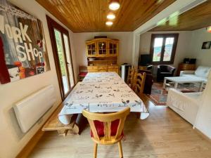 LE BOIS JOLI Chalet 4 étoiles CLEDICIHOME Cadre paisible en lisière de forêt