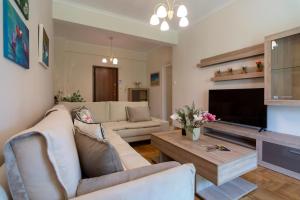 Acropolis View 2BD Apt next to Museum & Metro