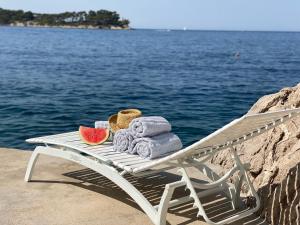 Charming Seafront Stay at Villa Mara