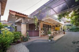 RedDoorz near RS Mitra Keluarga Depok