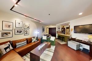 One-Bedroom Apartment room in Stylish All-Season Alpine Getaway - Walk to Lifts condo