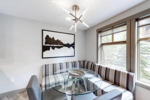 Eagle Springs East 206: White Fir Suite