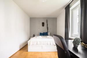 oompH Warsaw Central 3-bedroom Flat