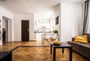 oompH Warsaw Modern Apartment near Nowy Świat