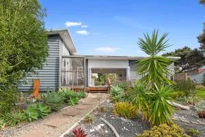 Pohutukawa Peace - Mangawhai Holiday Home - Te Arai