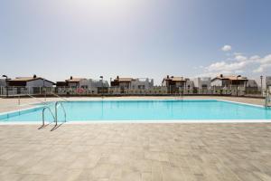HomeForGuest Apartamento en residencia de lujo con terraza y piscina