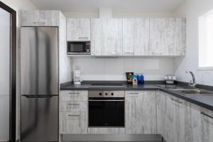 HomeForGuest Apartamento en residencia de lujo con terraza y piscina