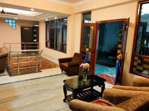 Keswani Group Hotel White Mountain - 200 Metres From MG Marg