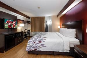 Superior King Room - Non-Smoking room in Red Roof Inn Pensacola Fairgrounds