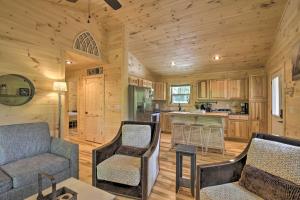 Private Hot Tub and EV Charger Cozy Murphy Cabin!