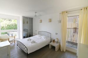 Charming villa with pool lake view 10 minutes from the city center