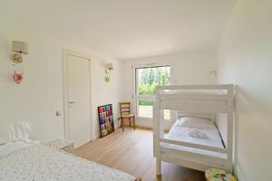 Charming villa with pool lake view 10 minutes from the city center