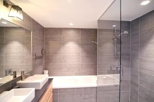 Charming villa with pool lake view 10 minutes from the city center