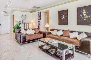 Three Bedroom House room in Palm and Ivy