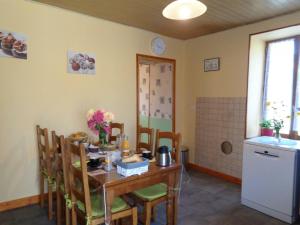 Maisons de vacances Gite Saint-Marcel-d'Urfe, 4 pieces, 5 personnes - FR-1-496-235 : photos des chambres