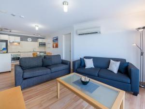 Shoal Bay Beach Apartments 18 fantastic air conditioned unit with a pool and lift