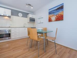 Shoal Bay Beach Apartments 18 fantastic air conditioned unit with a pool and lift