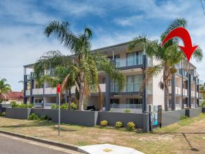 Shoal Bay Beach Apartments 18 fantastic air conditioned unit with a pool and lift