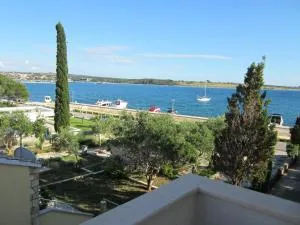 Guesthouse Punta Mira - Beachfront - Novalja