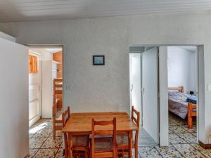 Maisons de vacances Quaint Holiday Home in Saint-Savinien with Jacuzzi : photos des chambres