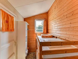 Maisons de vacances Quaint Holiday Home in Saint-Savinien with Jacuzzi : photos des chambres