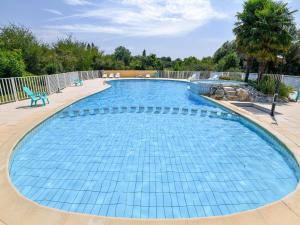 Maisons de vacances Quaint Holiday Home in Saint-Savinien with Jacuzzi : photos des chambres