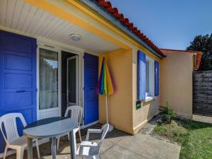 Maisons de vacances Tasteful Holiday Home in Saint-Savinien with Private Garden : photos des chambres