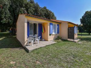 Maisons de vacances Tasteful Holiday Home in Saint-Savinien with Private Garden : photos des chambres